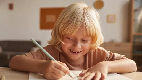 3 Cara Mengajari Anak Menulis yang Baik dan Rapi - GenPI.co
