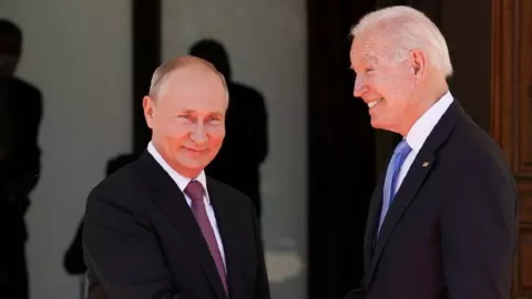 Ukraina Terancam Perang, Joe Biden akan Bertemu Vladimir Putin - GenPI.co