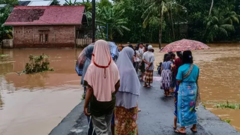 Lansia dan Bayi 6 Bulan Terbawa Banjir Bandang di Lombok  - GenPI.co