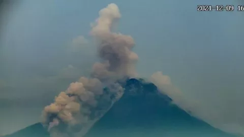 Gunung Merapi Luncurkan Guguran Lava Pijar, Warga Diimbau Waspada - GenPI.co