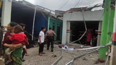 Angin Puting Beliung Memporakporandakan Belasan Rumah di Cianjur - GenPI.co