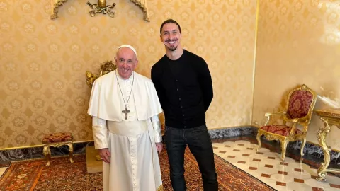 Zlatan Ibrahimovic Bertemu Paus Fransiskus, ini Percakapan Mereka - GenPI.co