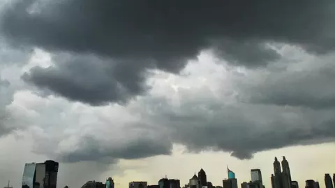 Warning BMKG untuk Warga DKI Jakarta, Hujan Lebat hingga Malam - GenPI.co