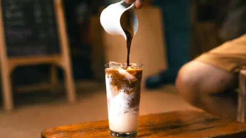 Es Kopi Susu Gula Aren Seenak Buatan Kafe, Mudah Banget Bikinnya - GenPI.co