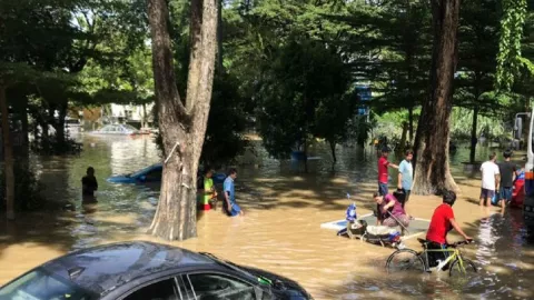 Banjir Malaysia Parah! Militer Bergerak , 71 Ribu Orang Mengungsi - GenPI.co