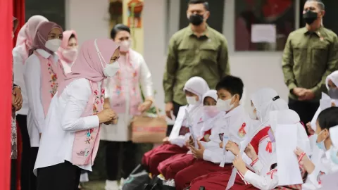 Ibu Negara Iriana Tinjau Vaksinasi Anak di Kota Bandung - GenPI.co
