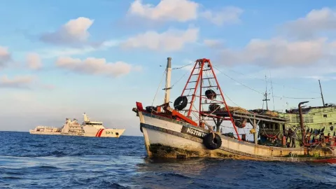 Curi 2 Ton Ikan di Natuna, Kapal Vietnam Diamankan Bakamla - GenPI.co