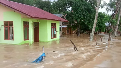 Banjir Bandang Hanyutkan 12 Rumah dan 1 Ponpes di Padang Lawas - GenPI.co