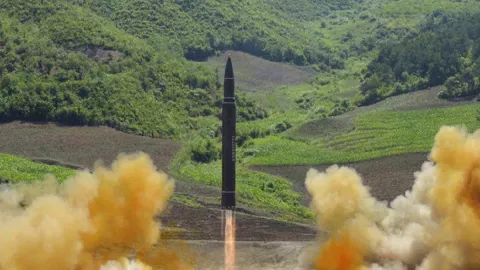 Korea Utara Agresif Lagi, Rudal Balistik pun Membelah Langit - GenPI.co