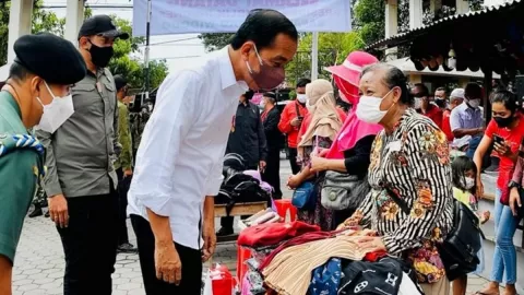 Jokowi Bagi-bagi Bantuan Tunai untuk Pedagang, Ada Apa? - GenPI.co