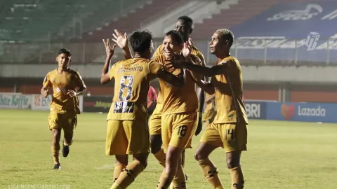 Lawan Arema FC, Pelatih Bhayangkara FC Sampai Mohon ke Wasit - GenPI.co