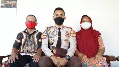 Ibu Sering Diejek, Anak Penjual Tahu Akhirnya Jadi Polisi - GenPI.co