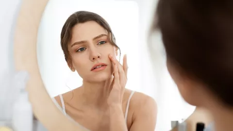 Makeup Sebabkan Bruntusan di Wajah, Selalu Ingat Double Cleansing - GenPI.co