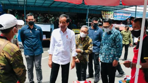 Pedagang Pasar Terima Rp1,2 Juta dari Jokowi, Lihat Momennya! - GenPI.co