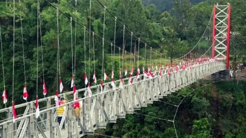 Jembatan Gantung Bantu Akses Warga Desa, Sebut Menteri PUPR - GenPI.co