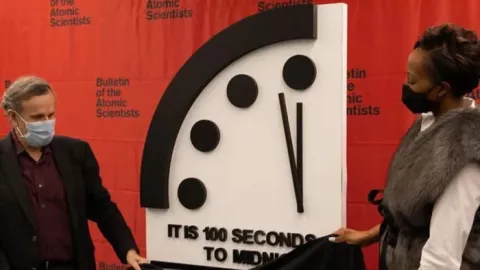 Jam Kiamat di-Restart, Seluruh Dunia Mohon Siap-siap - GenPI.co