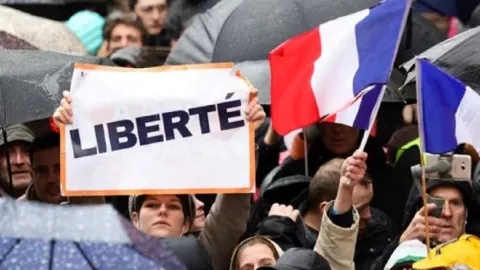 Prancis Terguncang, 38 Ribu Orang Teriakkan Resistansi Total - GenPI.co