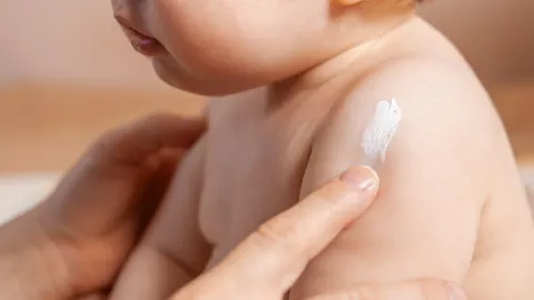 5 Lotion Terbaik Melindungi Kulit Bayi dari Gigitan Nyamuk - GenPI.co