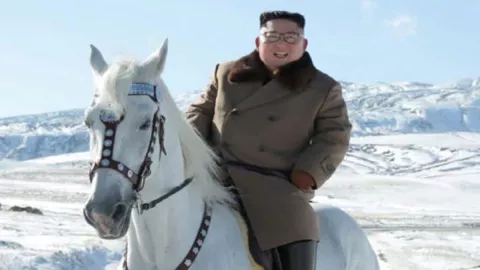 Kim Jong Un Menunggangi Kuda Putih, ada Pesan Tersembunyi - GenPI.co