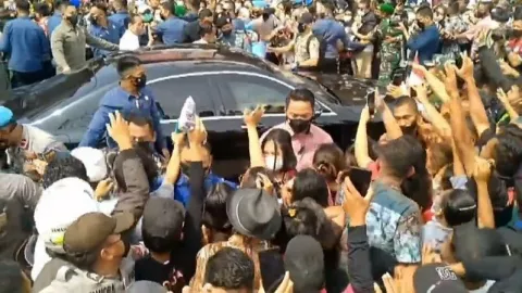 Kerumunan Jokowi di Pasar Porsea Direspons Bos MUI, Tajam Banget - GenPI.co