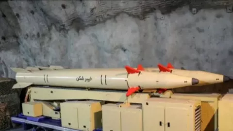 Iran Meluncurkan Rudal Baru, Namanya Bikin Israel Gentar - GenPI.co