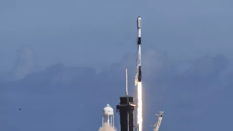 Badai Matahari Bikin Puluhan Satelit Elon Musk Rontok - GenPI.co