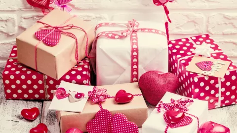 Bukan Bunga, Ini Daftar Hadiah Valentine Paling Berkesan - GenPI.co
