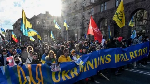 Tak Takut dengan Rusia, Ribuan Rakyat Ukraina Nekat Lakukan ini - GenPI.co