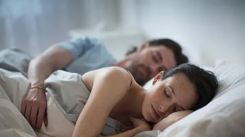 5 Posisi Tidur dan Maknanya bagi Hubungan, No 4 Terfavorit - GenPI.co