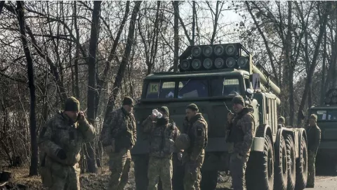 Medan Perang Memburuk, Pasukan Ukraina Mundur dan Menunggu Pasokan Senjata - GenPI.co