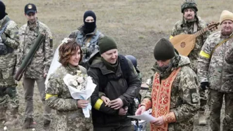 Berbalut Seragam Tempur, 2 Tentara Ukraina Menikah di Garis Depan - GenPI.co