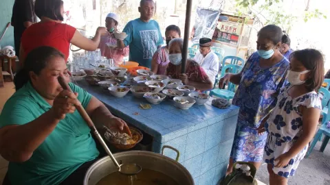 Sekumpulan Anak Muda Bagi-bagi Makan Gratis Lansia dan Dhuafa - GenPI.co