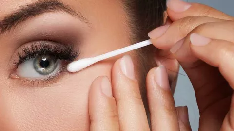 Ini Tips Membersihkan Makeup Waterproof, Jangan Sembarangan! - GenPI.co