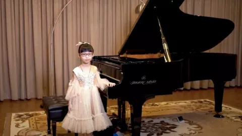 Pianis Cilik Zoey Riady Bercita-cita Jadi Guru Musik Anak - GenPI.co