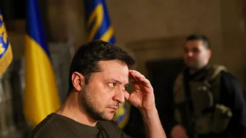 Volodymyr Zelenskyy Ingin Mengganti Panglima Militer Ukraina - GenPI.co