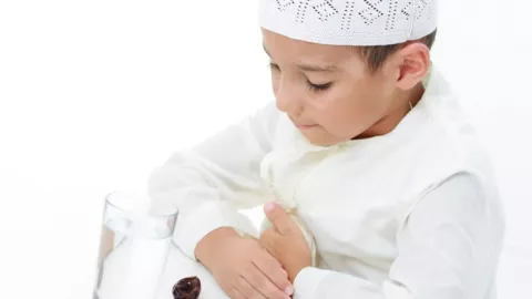 3 Tahapan Mengajarkan Anak Puasa di Bulan Ramadan, Catat Moms - GenPI.co