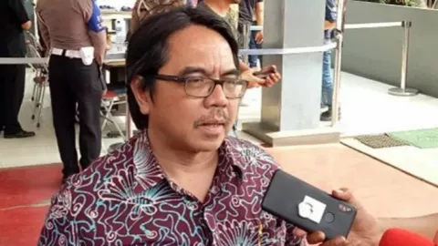 Demo BEM SI Terpecah Belah, Ade Armando Bikin Keruh Suasana - GenPI.co