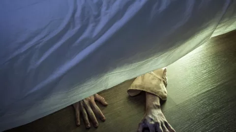 Cerita Horor Muncul Tangan di Kolong Tempat Tidur, Hampir Ditarik - GenPI.co
