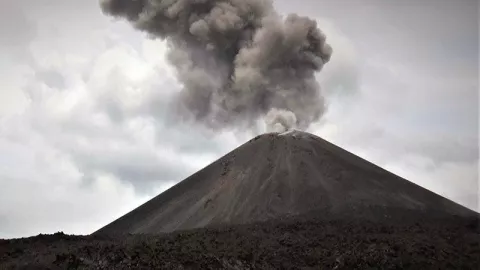 Erupsi Gunung Anak Krakatau Potensi Tsunami, Warga Wajib Waspada - GenPI.co