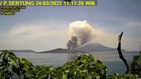 Gunung Anak Krakatau Status Siaga Level III, Warga Harap Waspada - GenPI.co