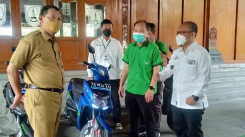 Kesederhanaan Wawali Solo, Beli Motor Listrik Buat Kerja - GenPI.co