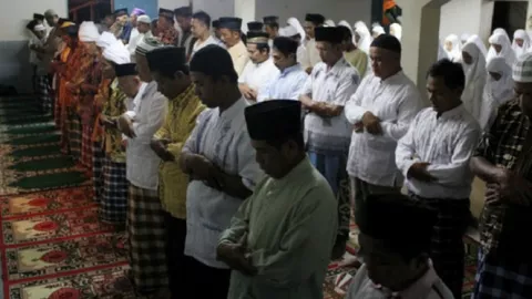 5 Tradisi Unik Ramadan di Indonesia, Ada Salat Tarawih 8 Jam - GenPI.co