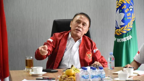 Iwan Bule Sebut Ada Kelompok yang Desak Dirinya Mundur dari PSSI - GenPI.co