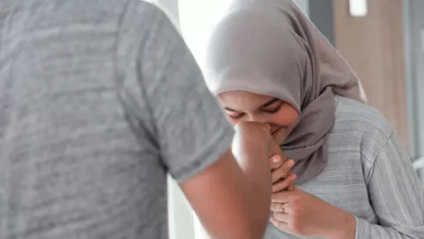 Istri Mencium Tangan Suami saat Lebaran, Bagaimana Hukumnya? - GenPI.co