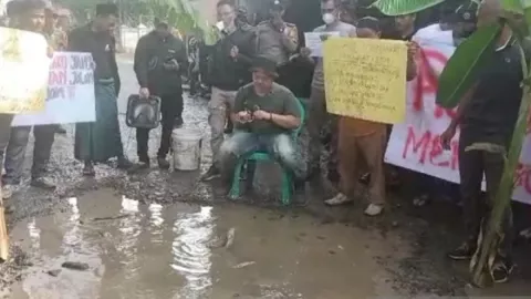 Jalan Berlubang dan Rusak Parah di Bogor Jadi Tempat Mancing Ikan - GenPI.co