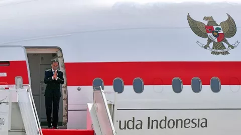 Pengamat Kritik Presiden Jokowi ke Amerika Pakai Pesawat Garuda - GenPI.co