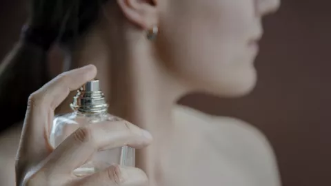 Wanita Pakai 4 Aroma Parfum Ini, Pria Bisa Jatuh Hati - GenPI.co