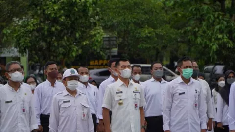 Honorer PNS Belum Terima Gaji dari April, Bupati Bilang Sabar - GenPI.co