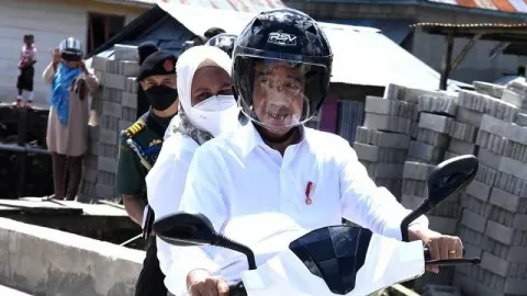Ini Momen Presiden Jokowi Boncengi Ibu Iriana Pakai Motor Listrik - GenPI.co