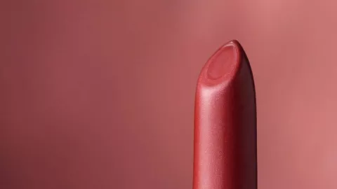 Kalah Bersaing, Perusahaan Kosmetik Revlon Ajukan Kebangkrutan - GenPI.co